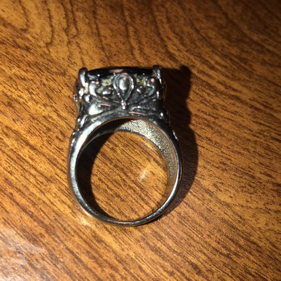 Large Purple Stone Faux Silver Ring - Picture 4 of 12